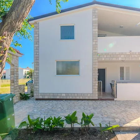 Appartamento Beautiful In With Kitchen Nin