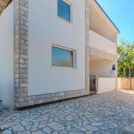 Beautiful In With Kitchen Apartment *