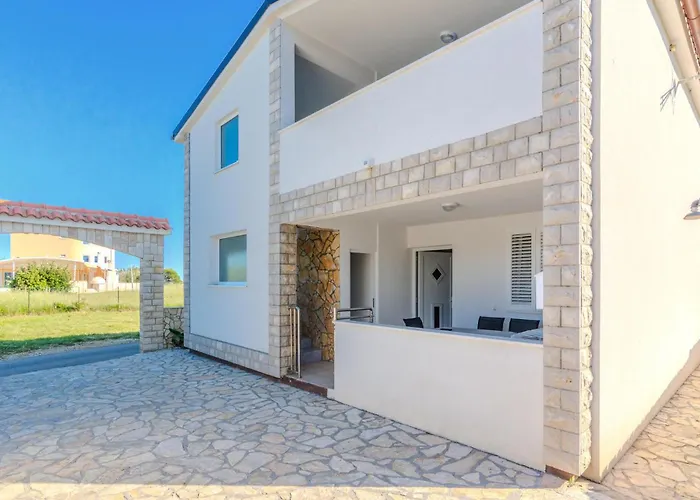 Beautiful In With Kitchen דירה