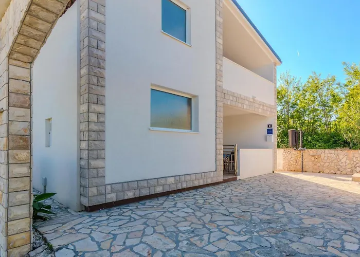 Beautiful In With Kitchen דירה *